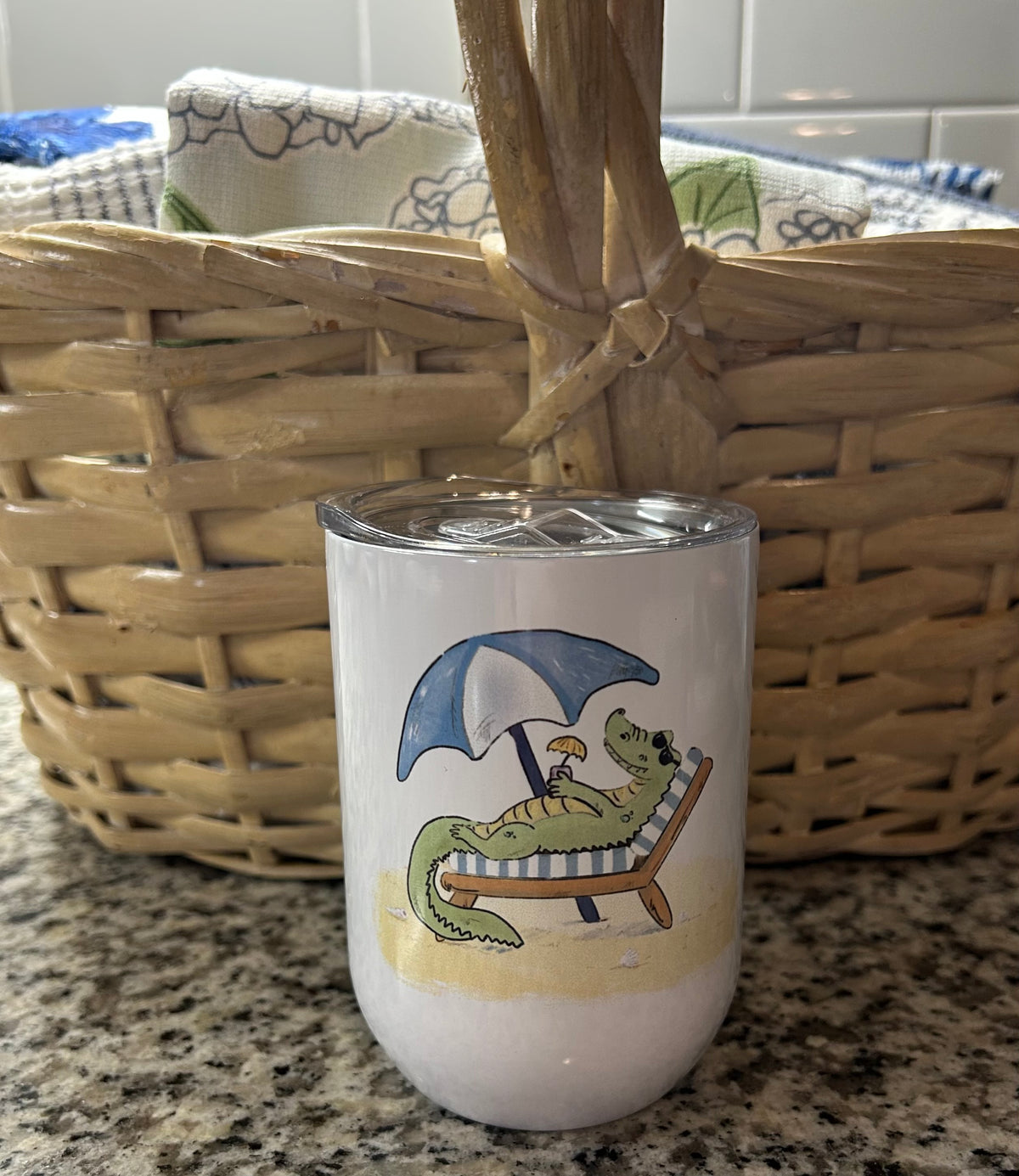 Wine tumbler Gator at the beach